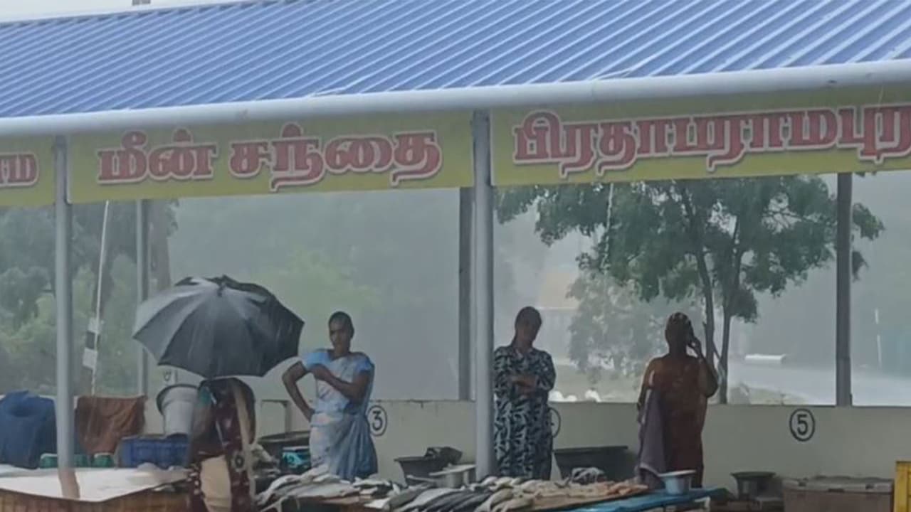 Heavy rain lashes Nagapattinam, delta districts; normal life hit